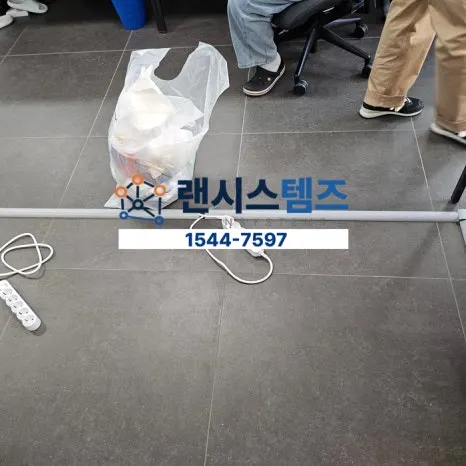인천 연수동 사무실 바닥 랜선 정리 및 몰딩시공